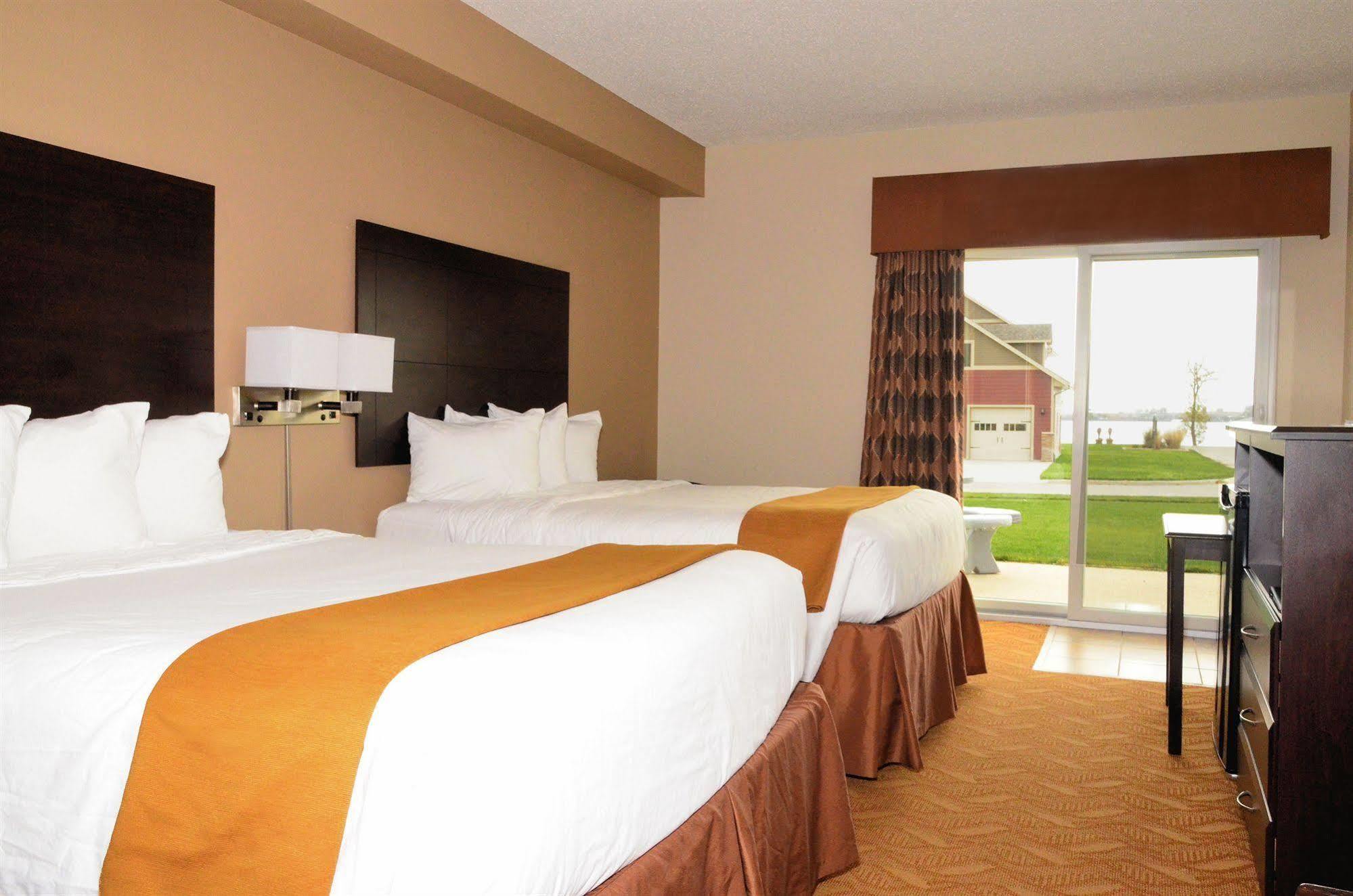 Cobblestone Inn & Suites - Lake View Esterno foto